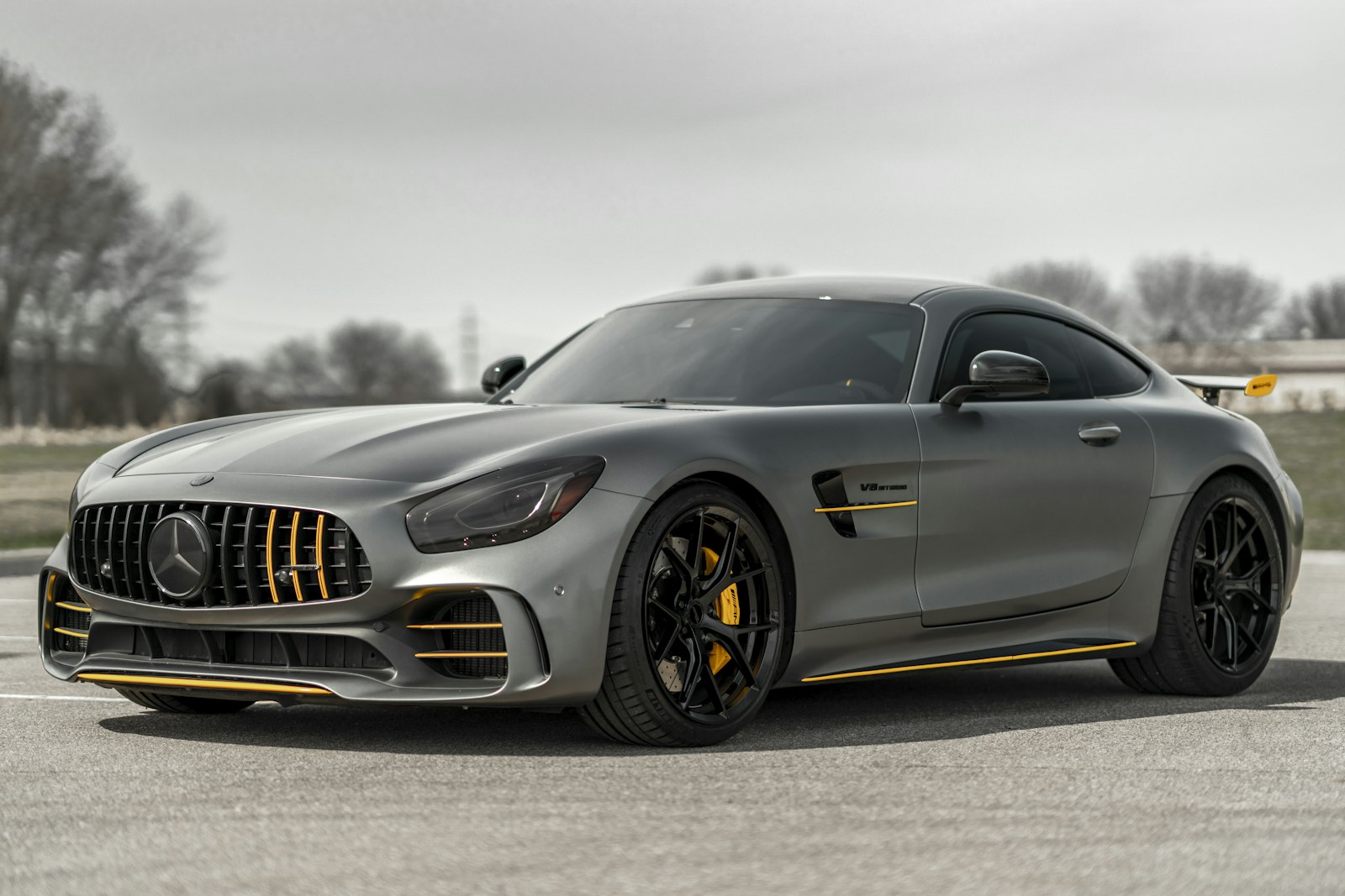 Gri Mercedes-AMG GT R
