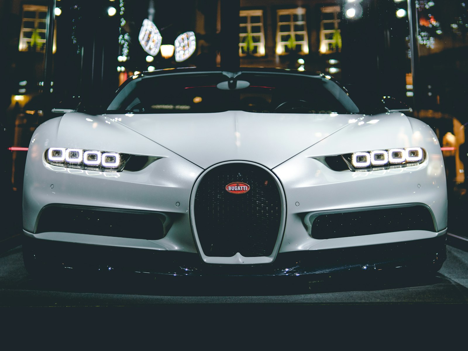 Gece ışıklarında gümüş Bugatti Chiron