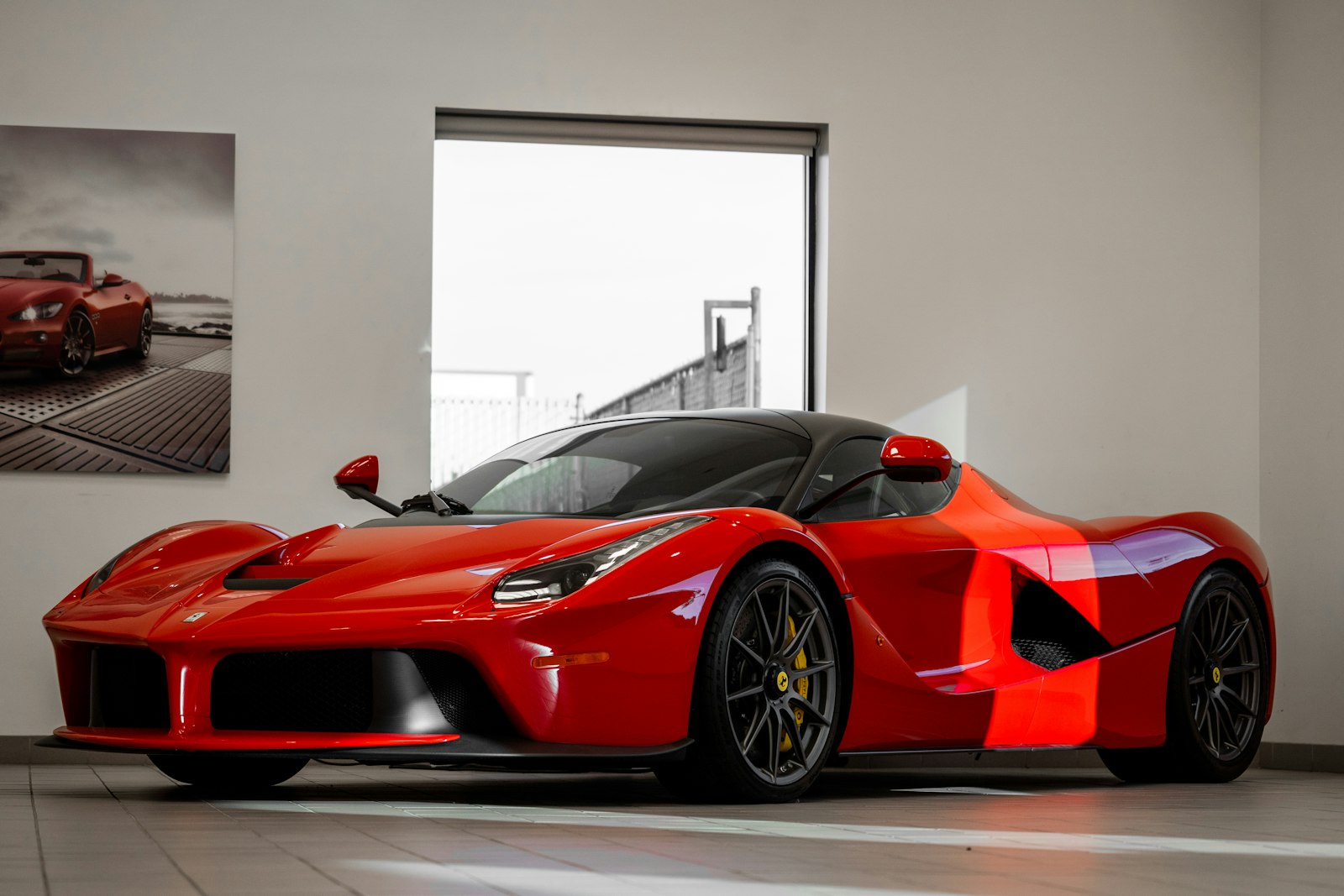 Kırmızı Ferrari LaFerrari showroom teslimi