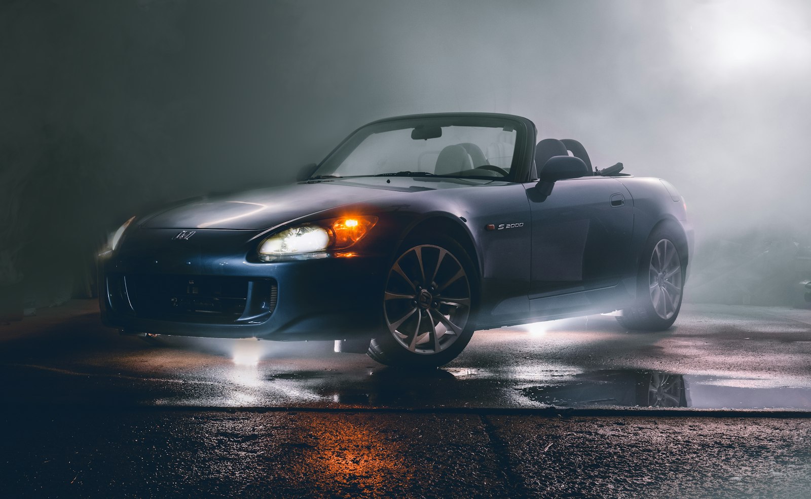 Sisli stüdyoda üstü açık roadster