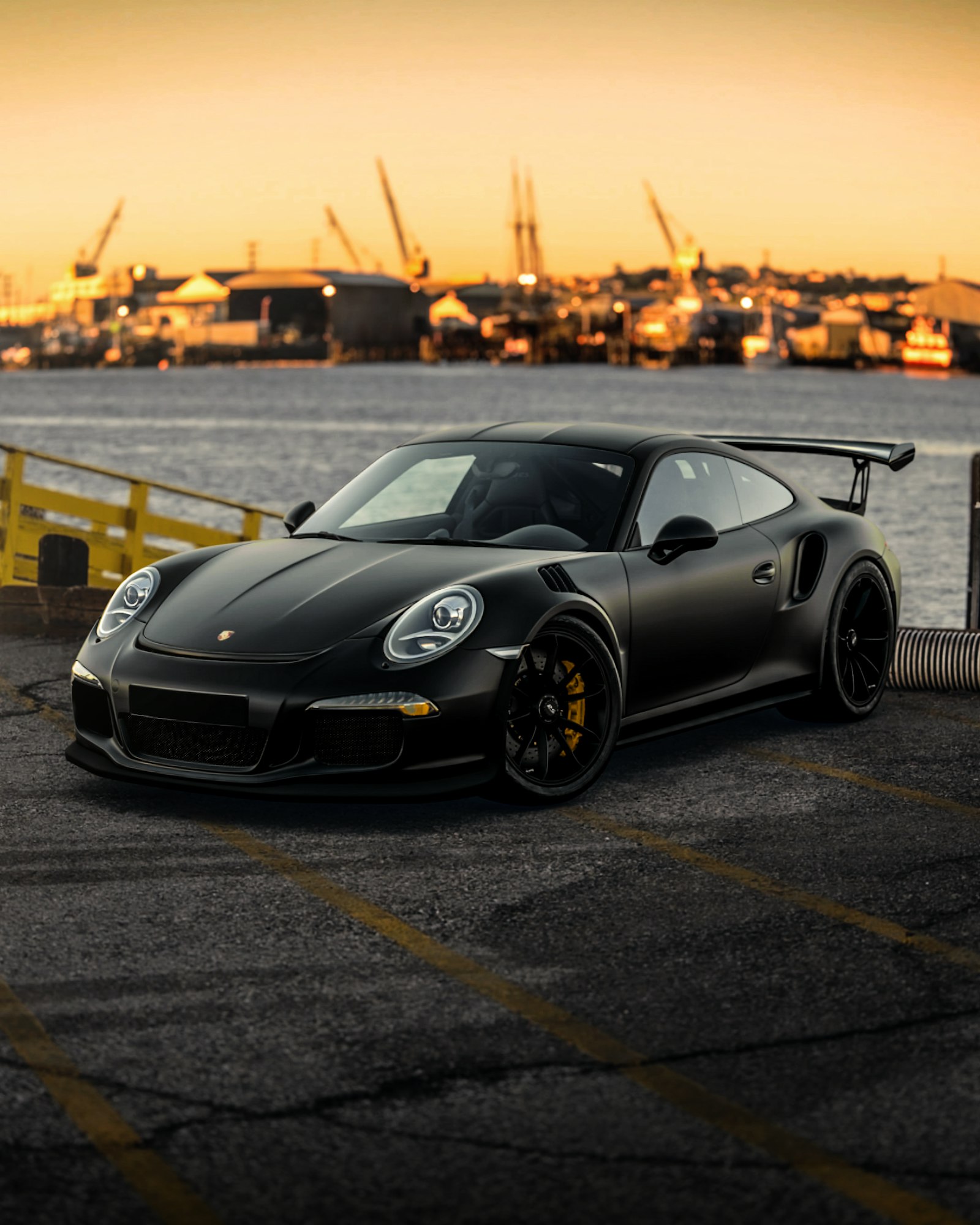 Siyah Porsche 911 GT3 RS liman önünde