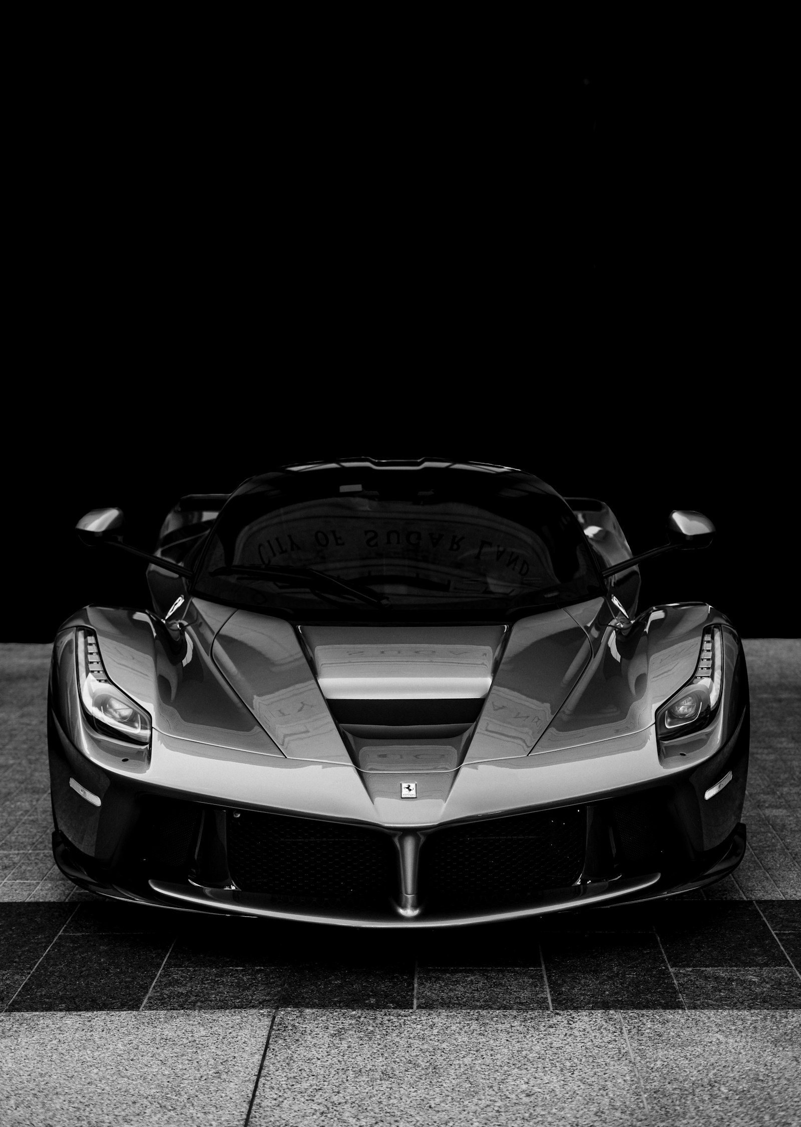 Siyah Ferrari LaFerrari stüdyo ön görünüm