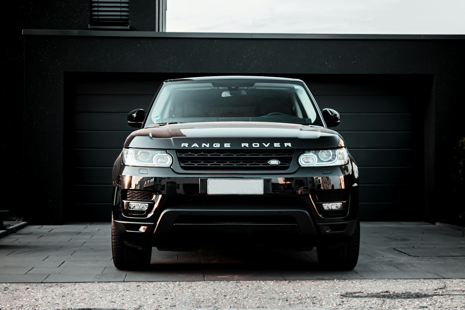 Siyah Range Rover garaj önünde